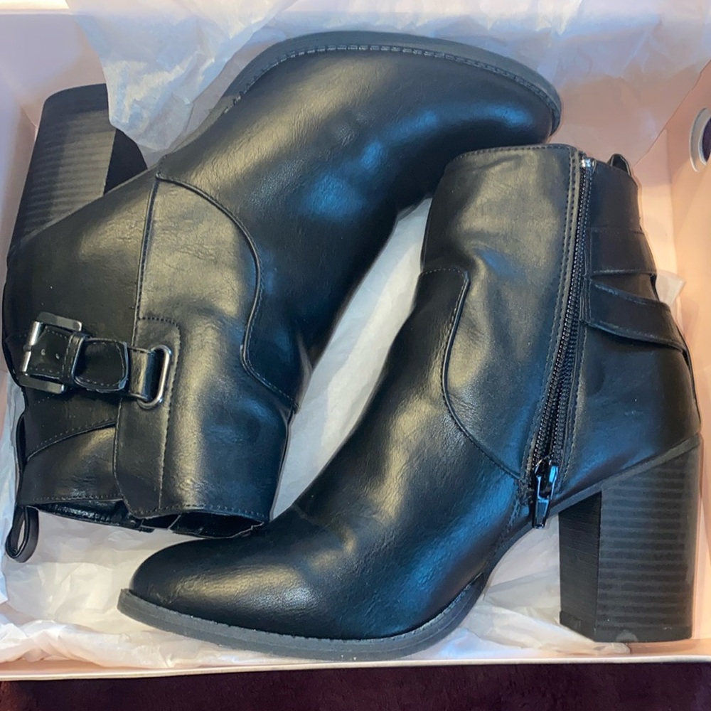 Black heeled boot, women’s size 8